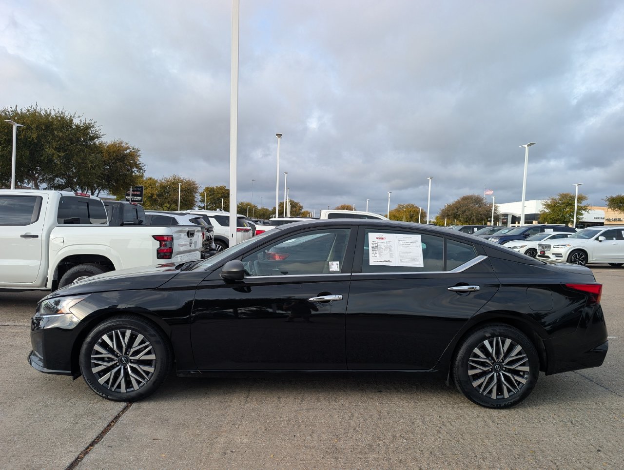 Used 2025 Nissan Altima 2.5 SV FWD image 3