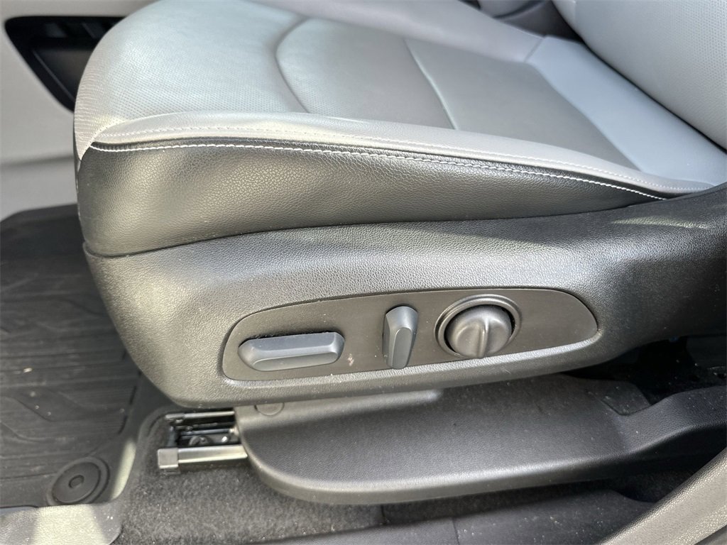 Used 2023 GMC Terrain SLT w/ Tech Package image 12