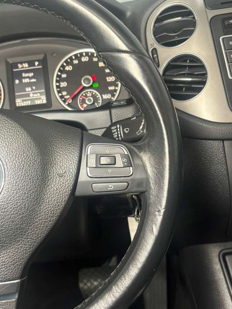 Used 2011 Volkswagen Tiguan S image 25