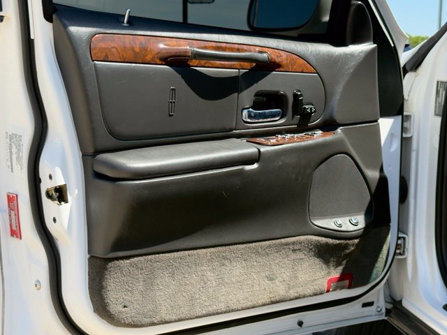 Used 2002 Lincoln Town Car Executive RWD image 20