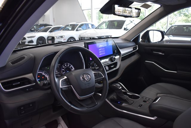 Used 2023 Toyota Highlander Bronze Edition FWD image 11