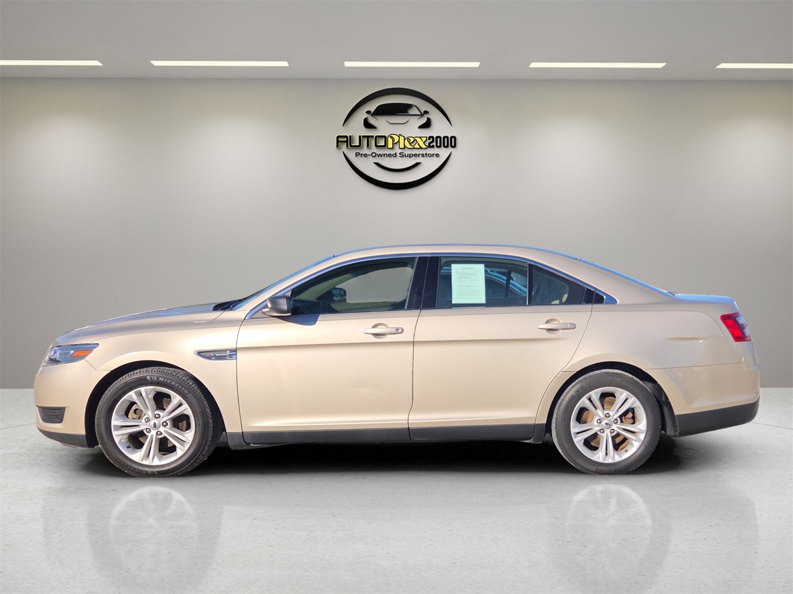 Used 2018 Ford Taurus SE image 4