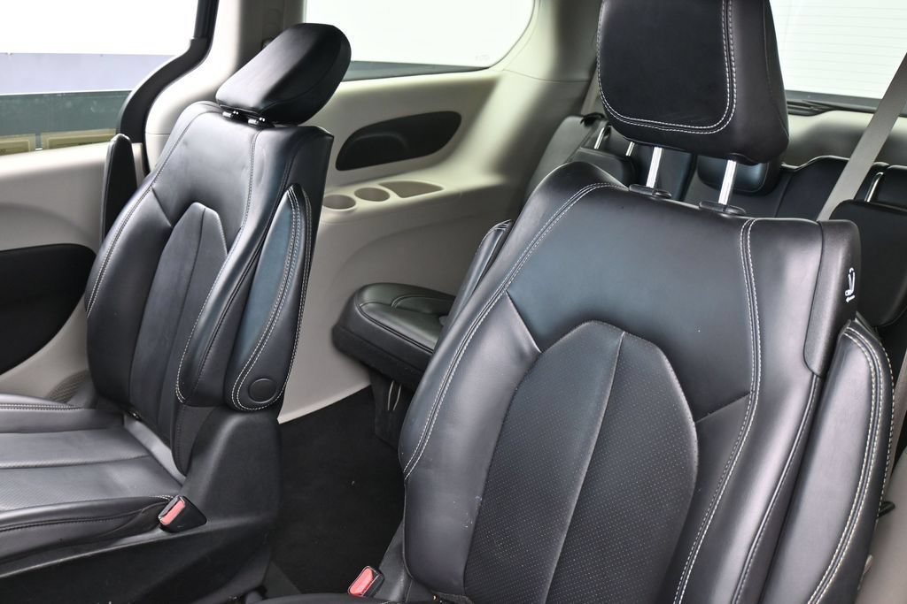 Used 2023 Chrysler Pacifica Touring-L FWD image 37