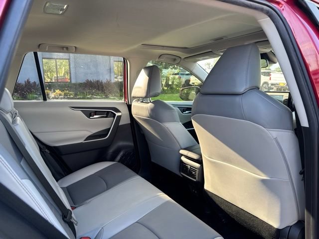Used 2020 Toyota RAV4 XLE Premium FWD image 16