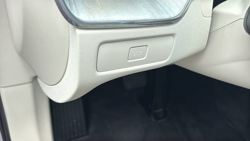 Certified 2024 Volvo XC60 B5 Plus w/ Climate Package AWD/4WD image 13
