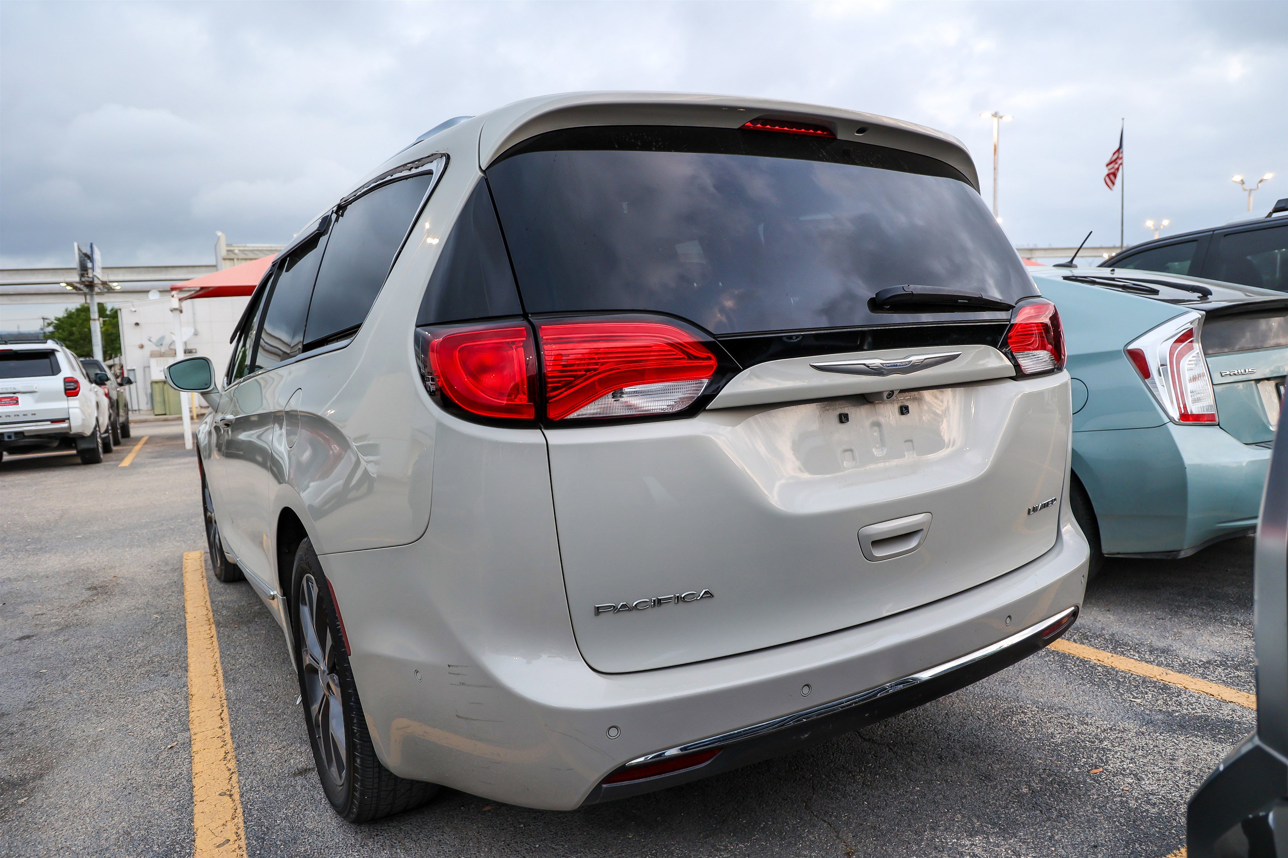 Used 2017 Chrysler Pacifica Limited image 9