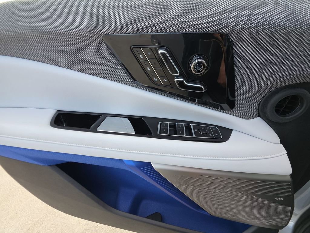 Used 2025 Cadillac Optiq Luxury 2 image 24