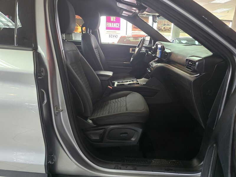 Used 2020 Ford Explorer XLT AWD/4WD image 16