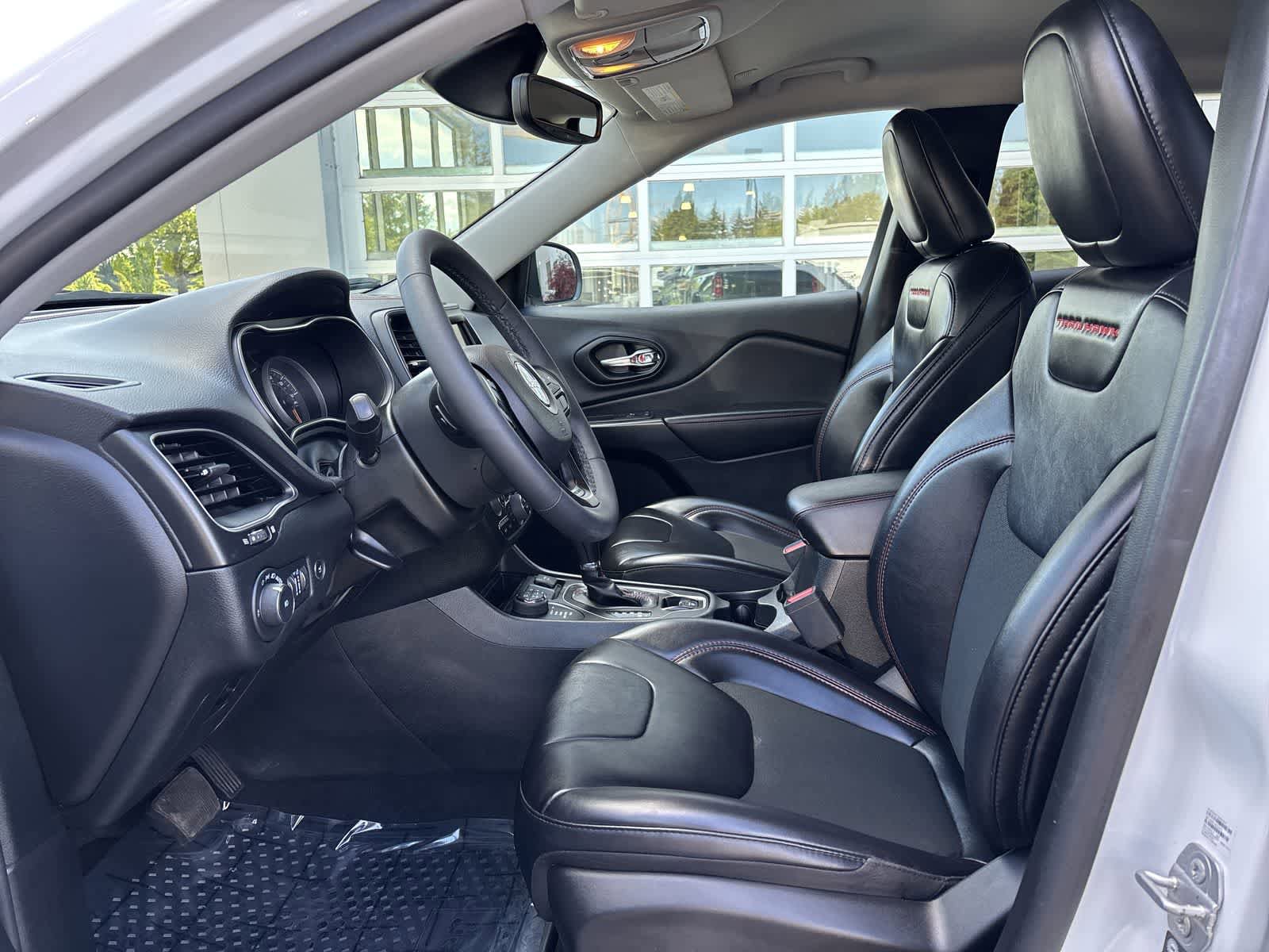 Used 2022 Jeep Cherokee Trailhawk w/ Comfort/Convenience Group AWD/4WD image 9