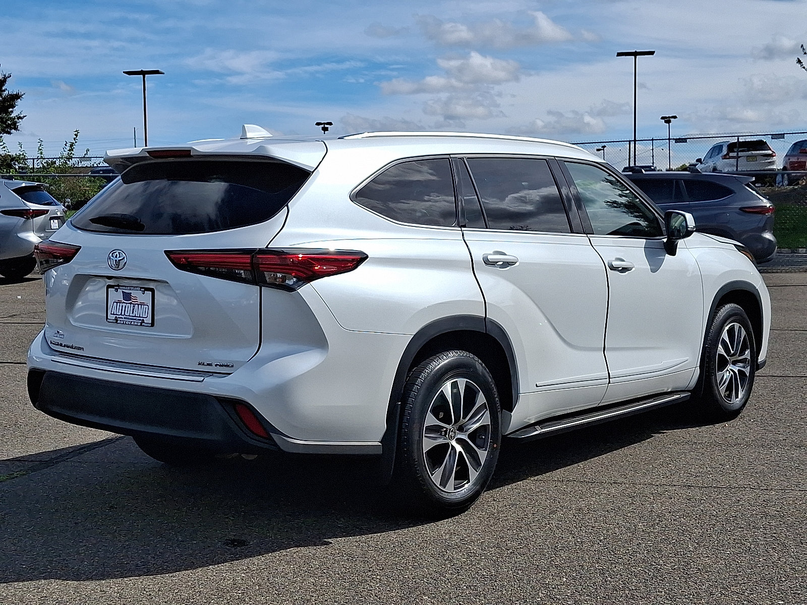 Used 2022 Toyota Highlander XLE AWD/4WD image 7