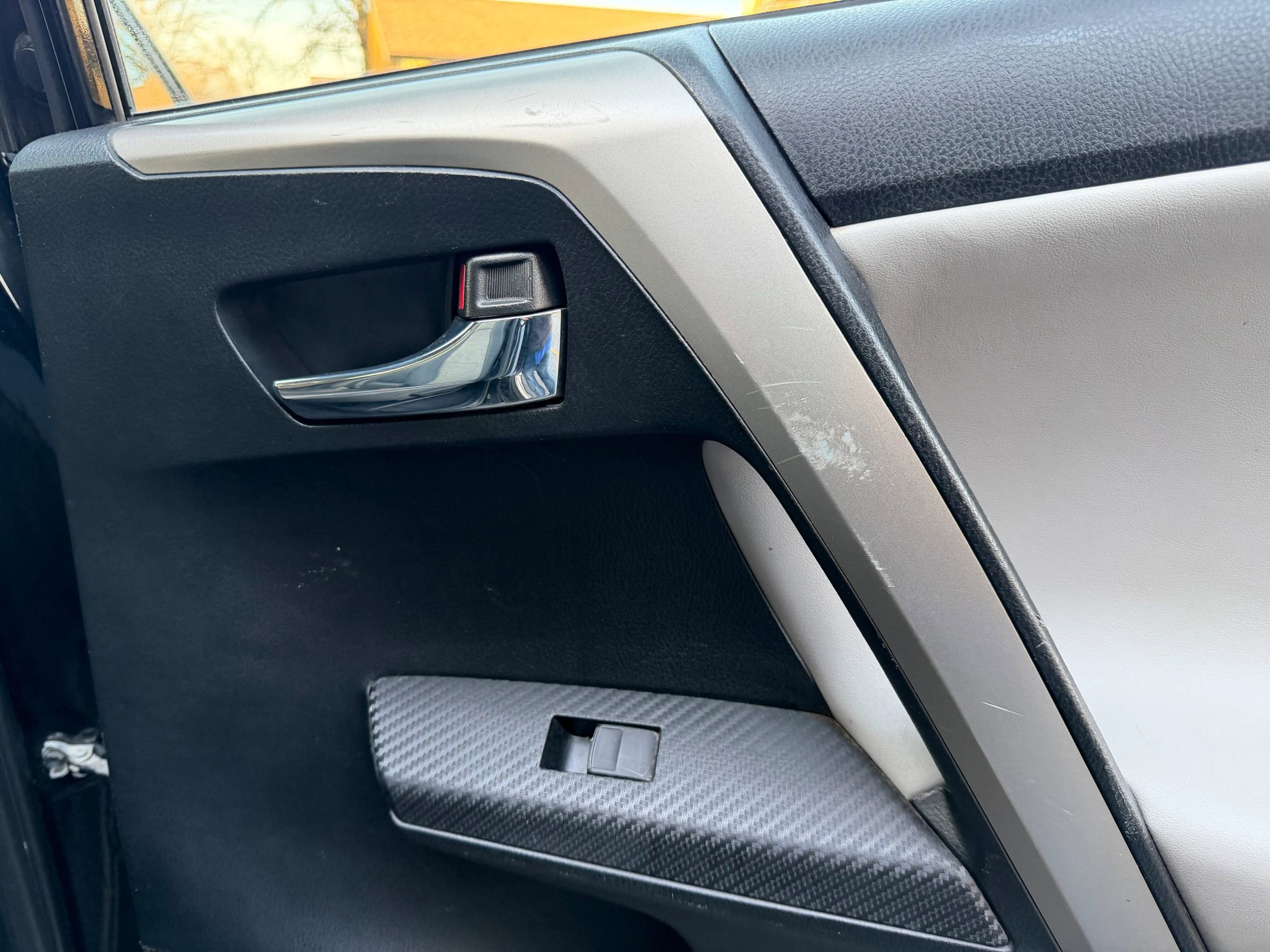 Used 2015 Toyota RAV4 Limited image 39