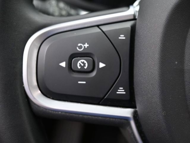Used 2022 Volvo XC60 B5 Momentum image 18
