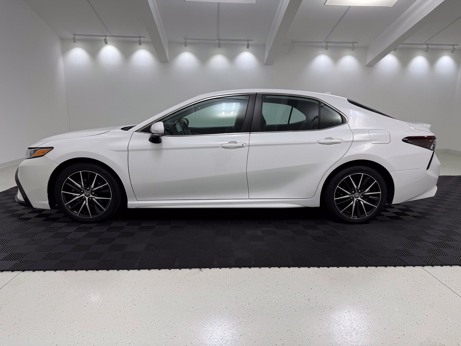 Used 2023 Toyota Camry SE FWD image 4