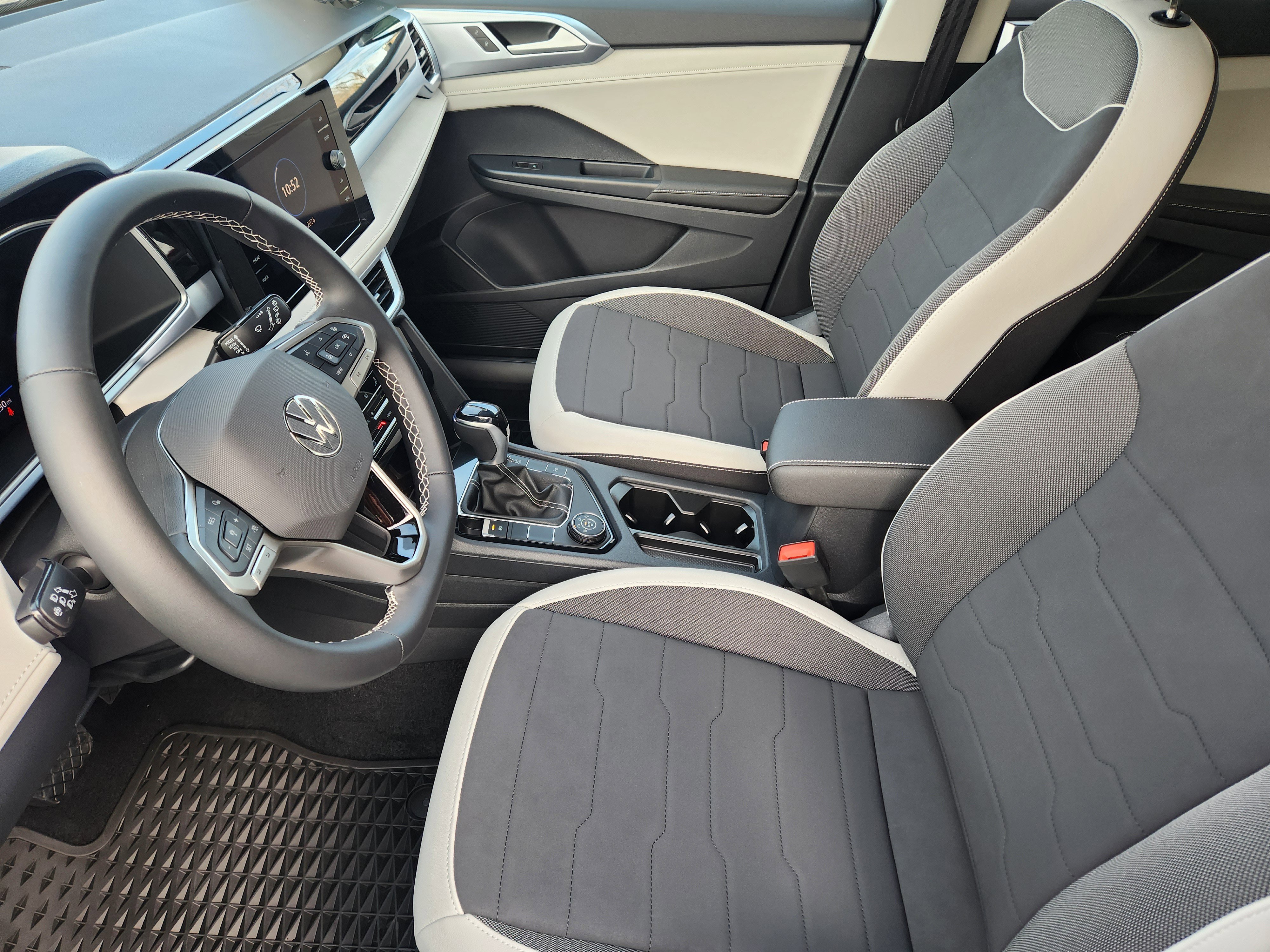 Used 2025 Volkswagen Taos SE image 18