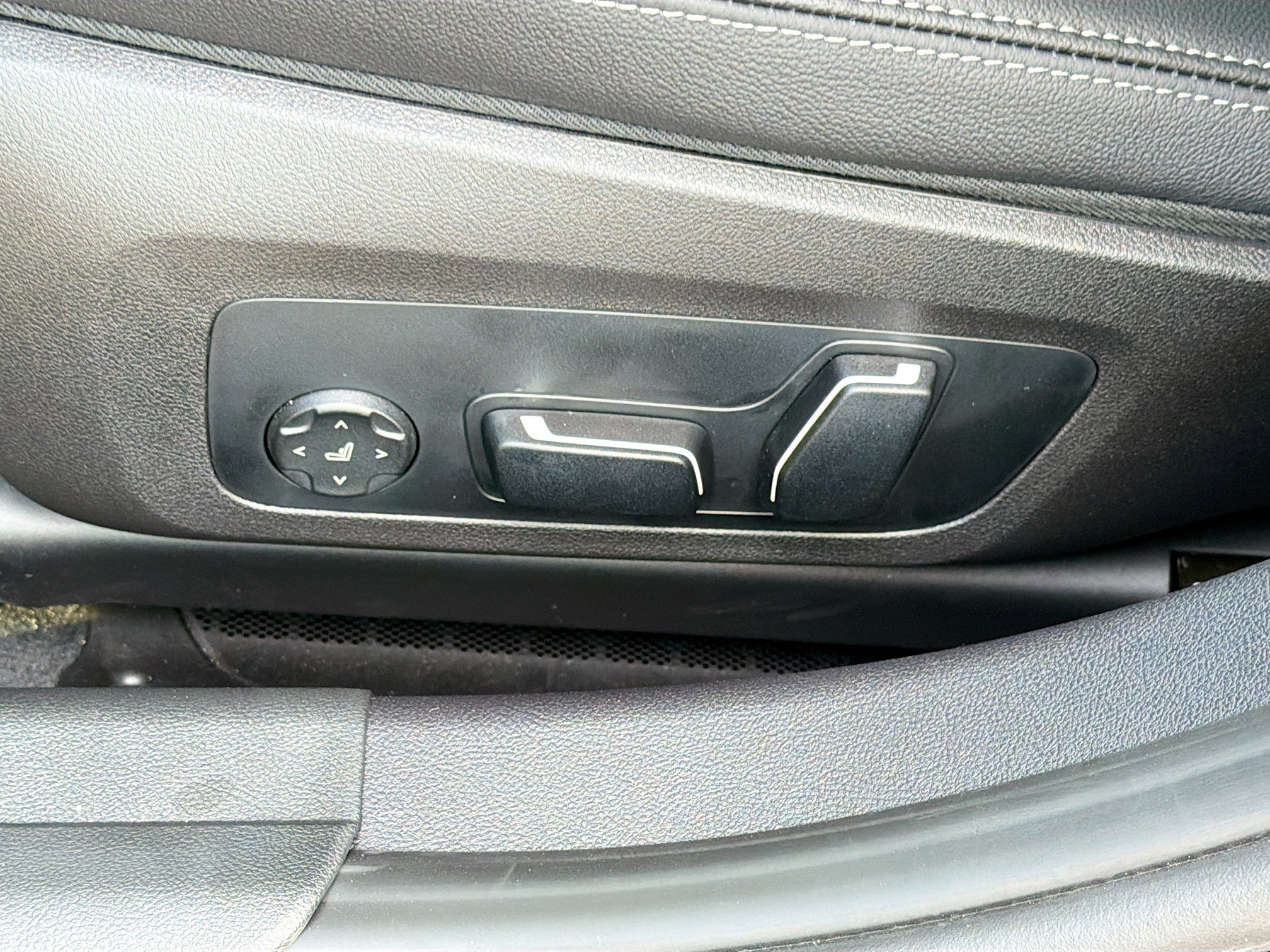 New 2026 BMW 330i Sedan w/ Convenience Package RWD image 24