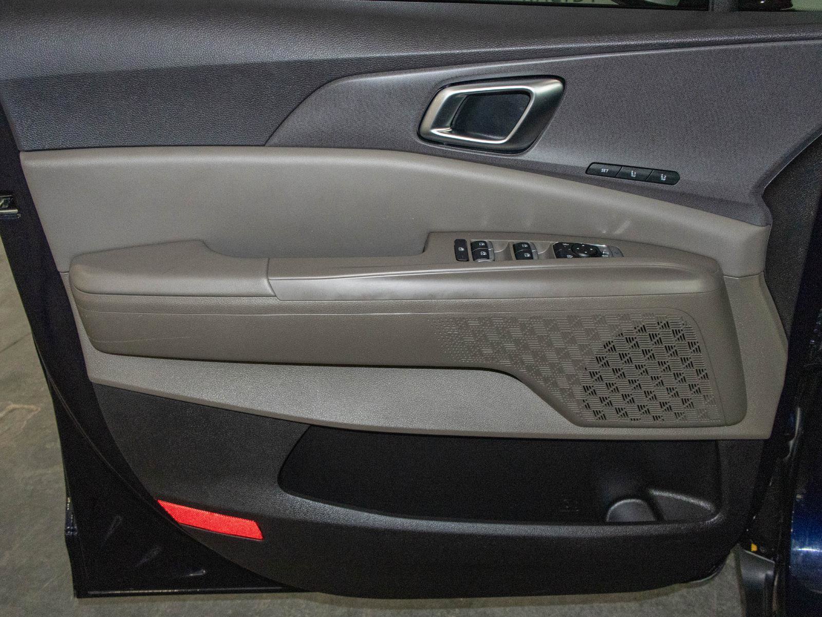 Used 2026 Kia Carnival EX image 11