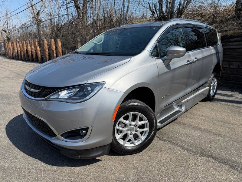 Used 2020 Chrysler Pacifica Touring-L FWD image 5