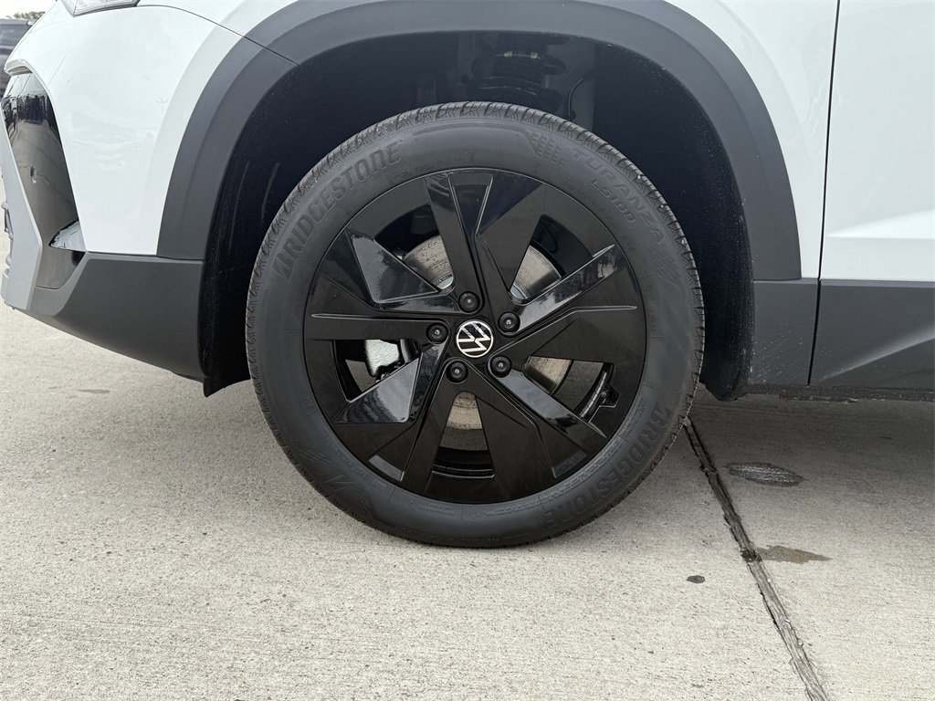 New 2026 Volkswagen Taos SE image 9