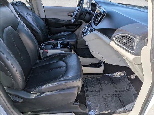 Used 2017 Chrysler Pacifica Touring-L FWD image 29