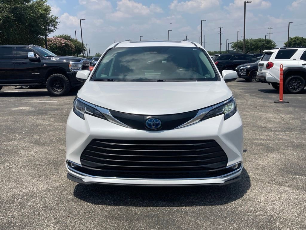 Used 2023 Toyota Sienna XLE FWD image 2