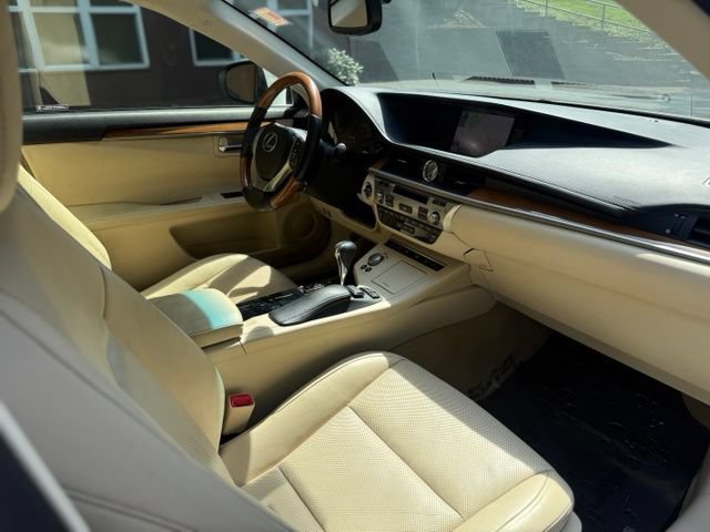 Used 2013 Lexus ES 300h w/ Luxury Pkg FWD image 16