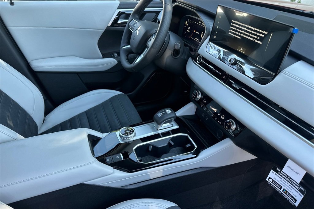 New 2025 Mitsubishi Outlander SE image 16