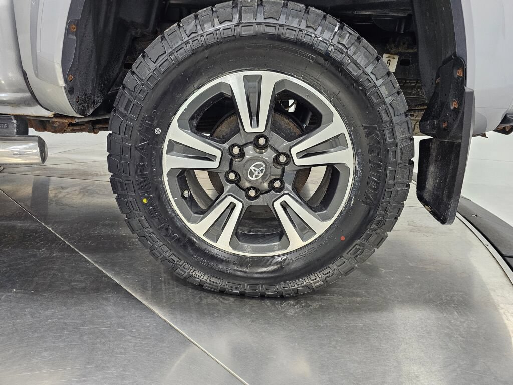 Used 2017 Toyota Tacoma TRD Sport w/ Tow Package (A/T) AWD/4WD image 10