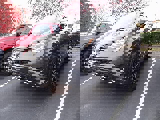 Used 2018 Toyota RAV4 SE image 1