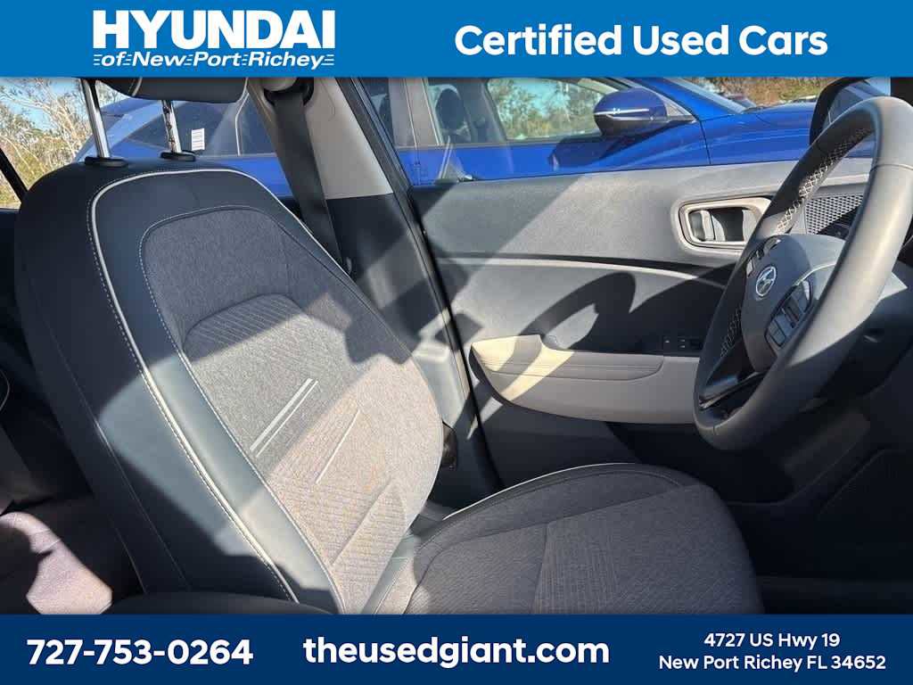 Used 2025 Hyundai Venue Limited image 7