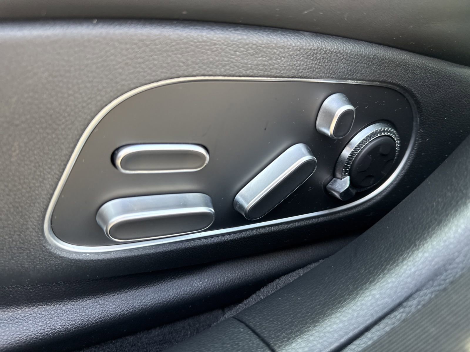 Used 2025 Genesis G90 3.5T image 21