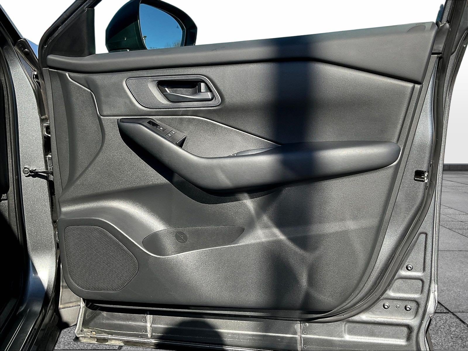 Used 2024 Nissan Rogue S AWD/4WD image 30