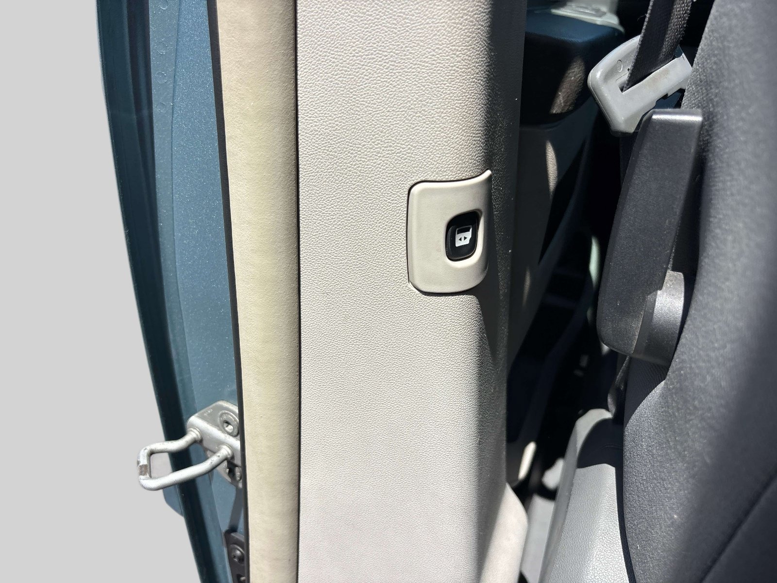Used 2010 Chrysler Town & Country LX w/ PWR Convenience Group FWD image 13