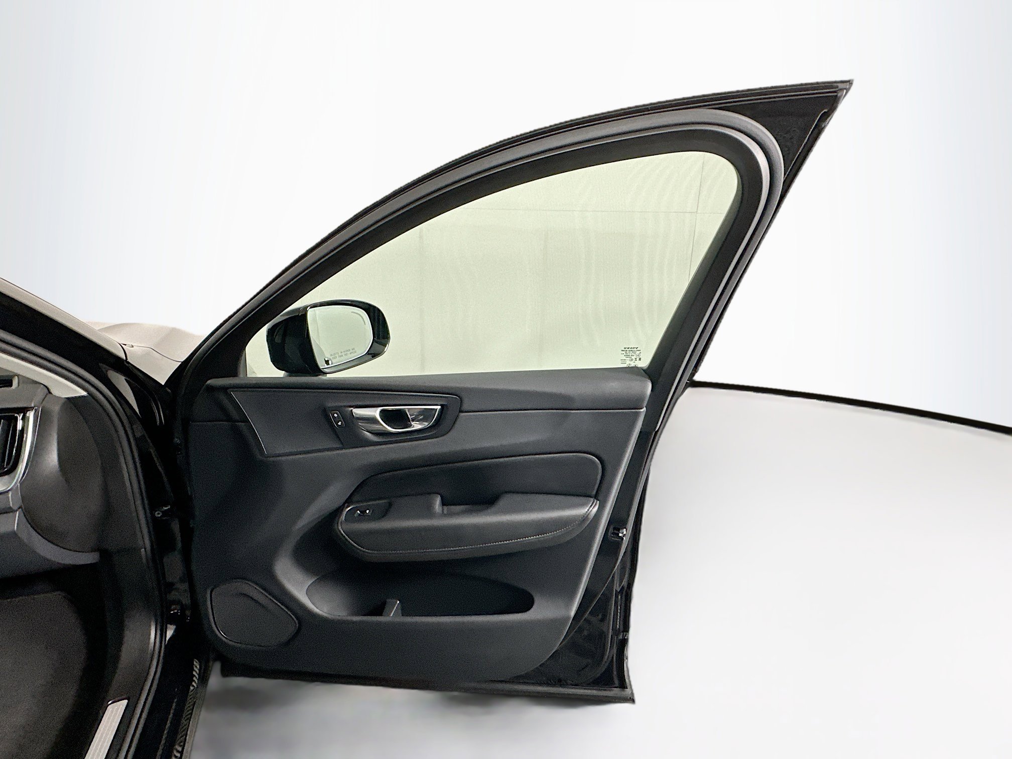 Used 2025 Volvo XC60 B5 Plus w/ Climate Package image 31