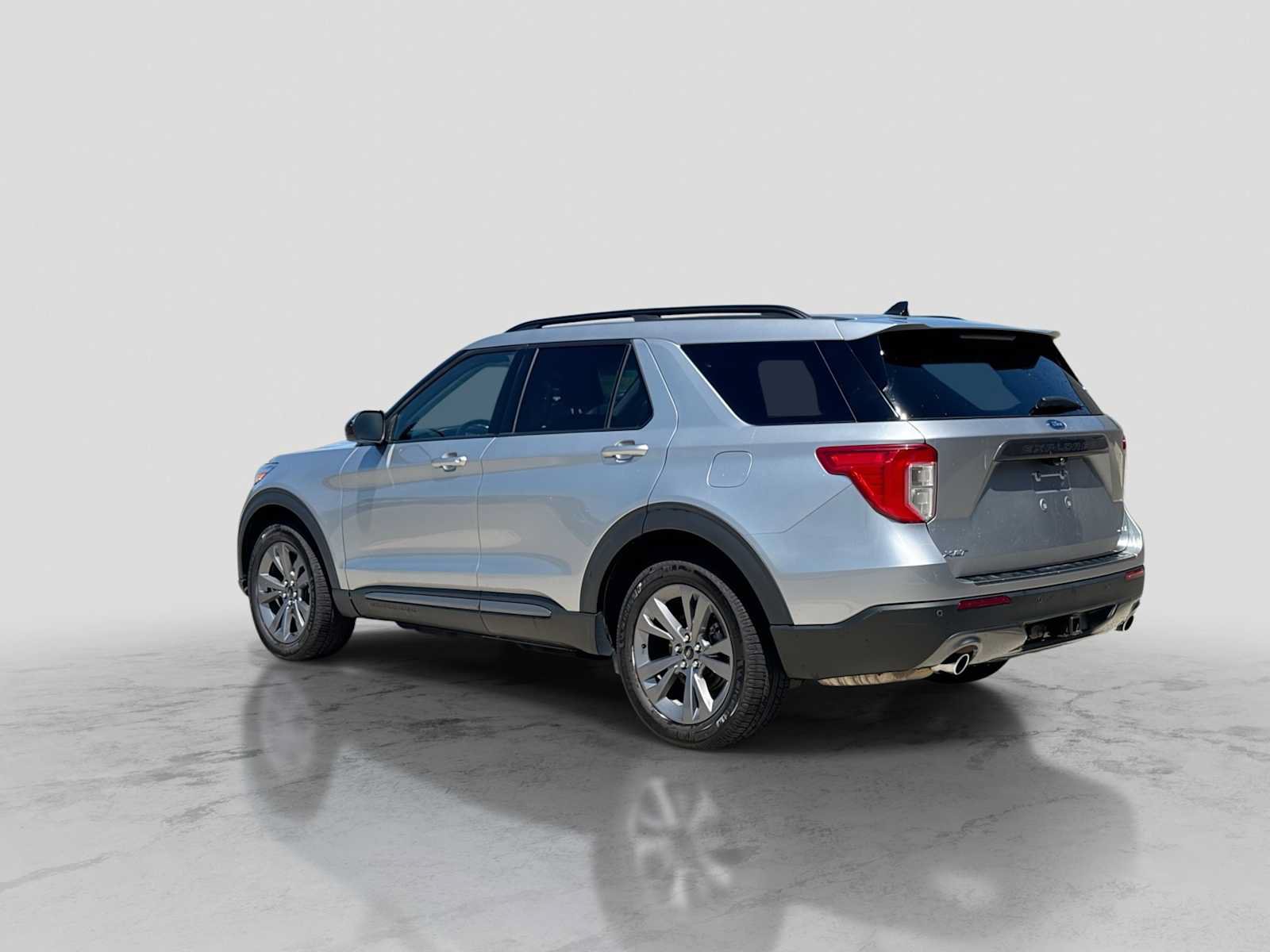 Used 2022 Ford Explorer XLT w/ Equipment Group 202A AWD/4WD image 4