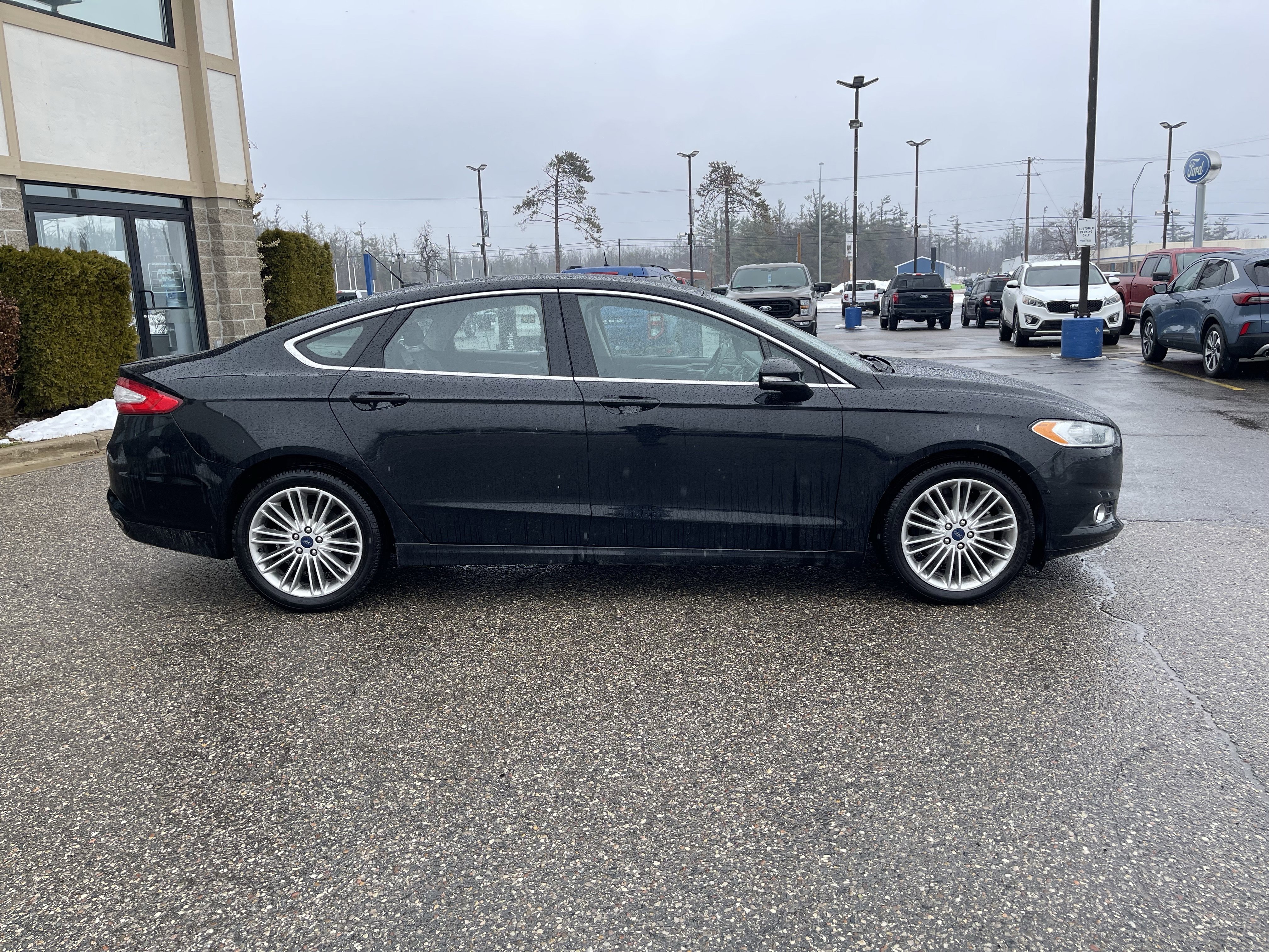 Used 2016 Ford Fusion SE w/ Equipment Group 202A image 3