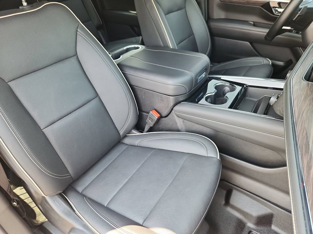Used 2025 Chevrolet Suburban Premier AWD/4WD image 33