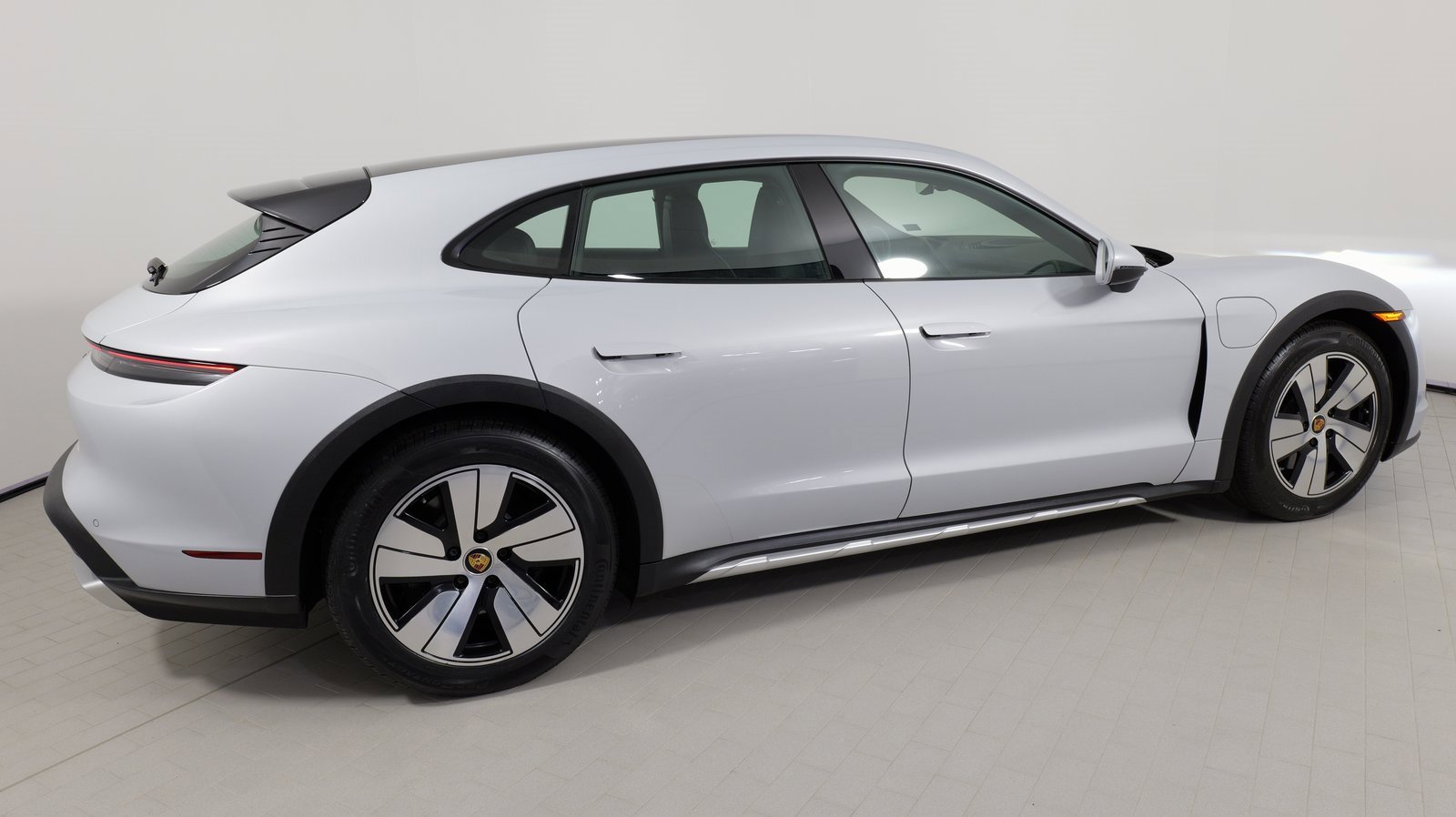Used 2023 Porsche Taycan 4 Cross Turismo image 10