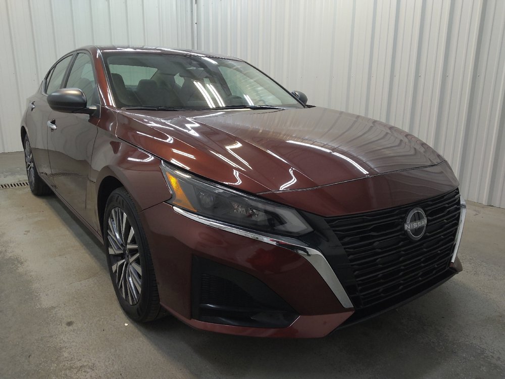 Used 2025 Nissan Altima 2.5 SV FWD image 13