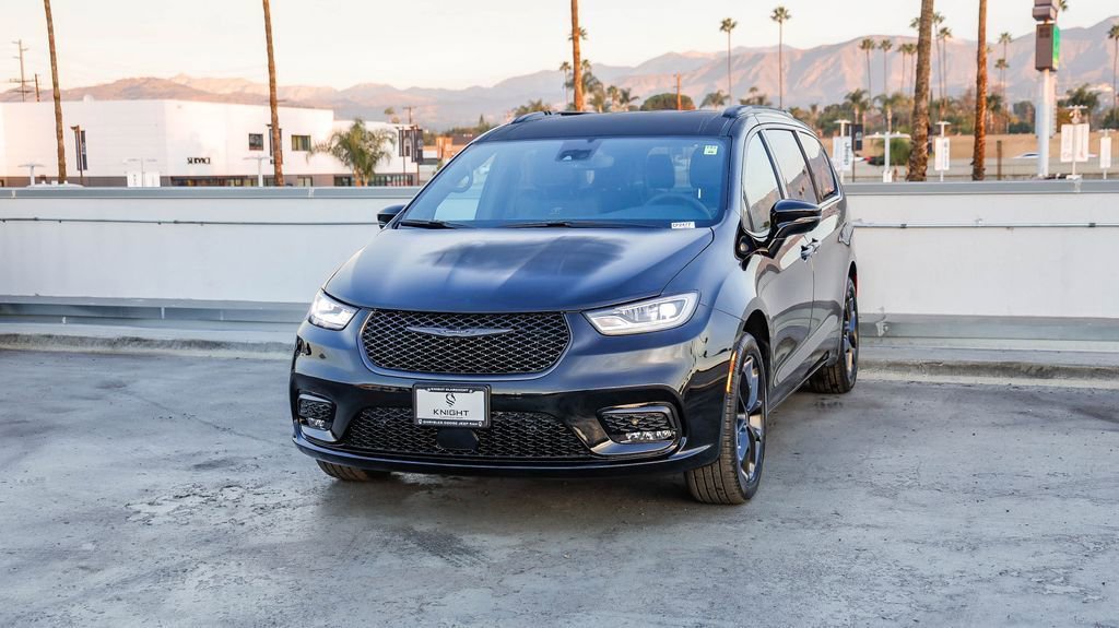 New 2026 Chrysler Pacifica Select w/ S Appearance Package image 4