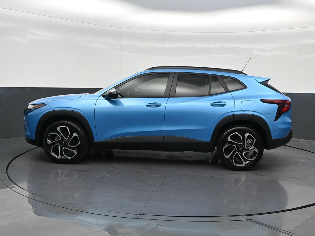 Used 2025 Chevrolet Trax RS w/ Sunroof Package FWD image 2