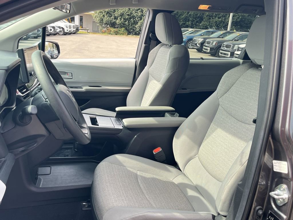 Used 2025 Toyota Sienna LE FWD image 24