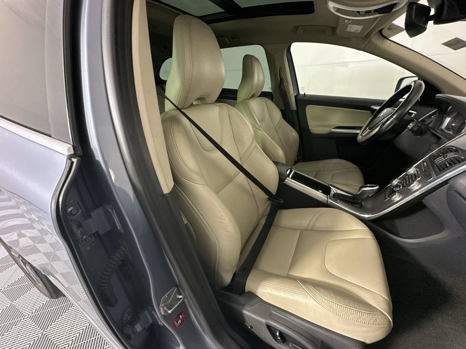 Used 2017 Volvo XC60 T6 Dynamic w/ Advanced Package AWD/4WD image 27