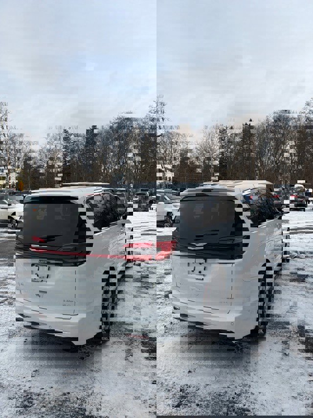 Used 2024 Chrysler Pacifica Limited w/ Uconnect Theater Family Group image 6