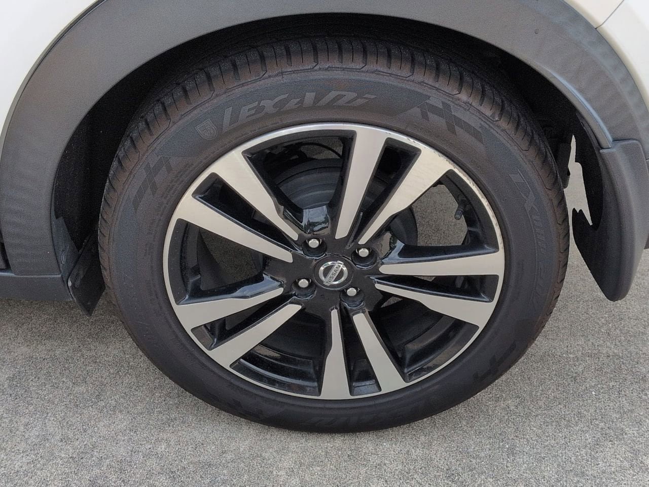 Used 2020 Nissan Kicks SR w/ SR Premium Package FWD image 27