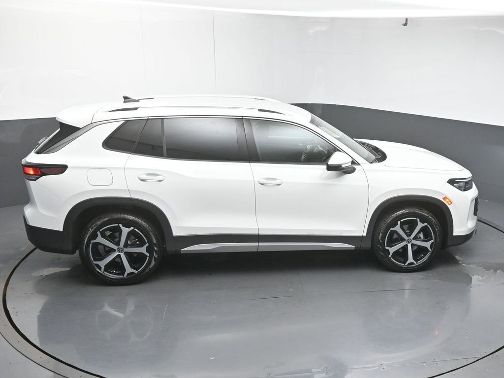 Used 2025 Volkswagen Tiguan SE image 50