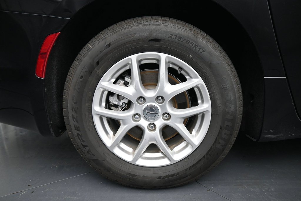 Used 2023 Chrysler Pacifica Touring-L FWD image 10