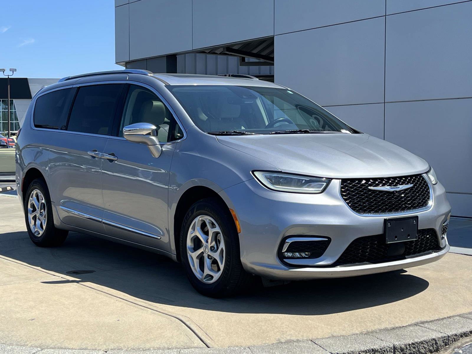 Used 2021 Chrysler Pacifica Limited AWD/4WD image 1
