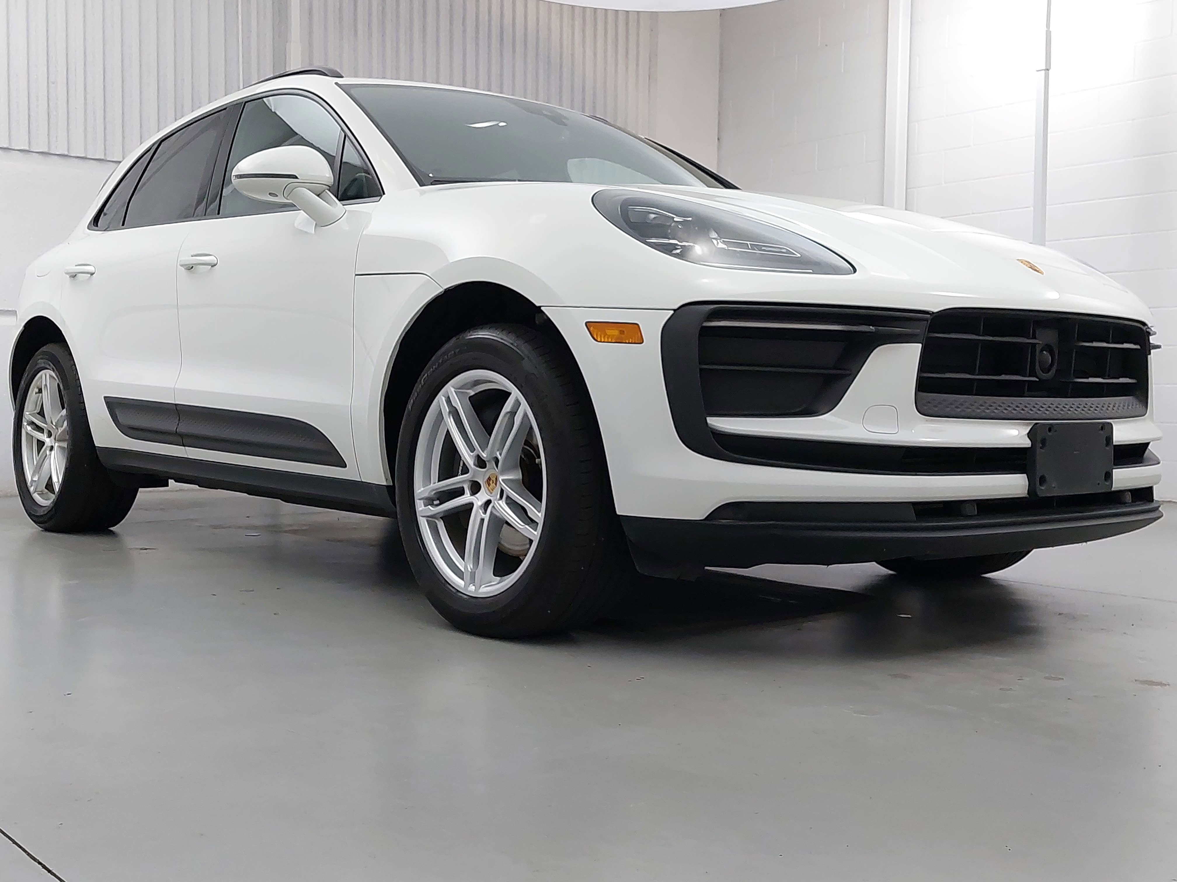 Certified 2023 Porsche Macan AWD/4WD image 9