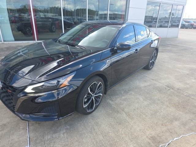 Used 2023 Nissan Altima 2.5 SR w/ SR Premium Package FWD image 3