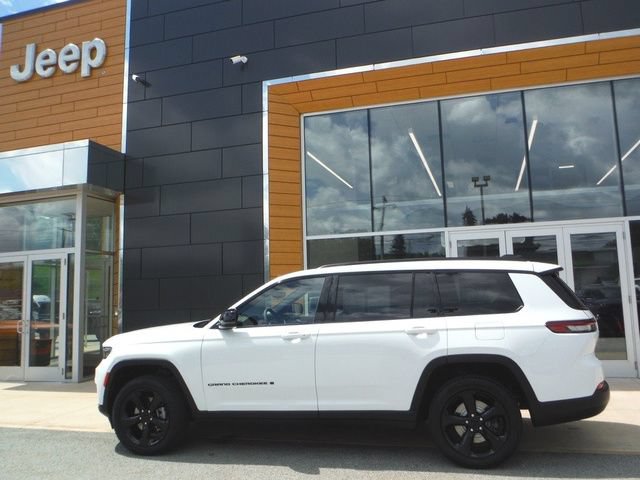 Used 2023 Jeep Grand Cherokee L Laredo AWD/4WD image 2